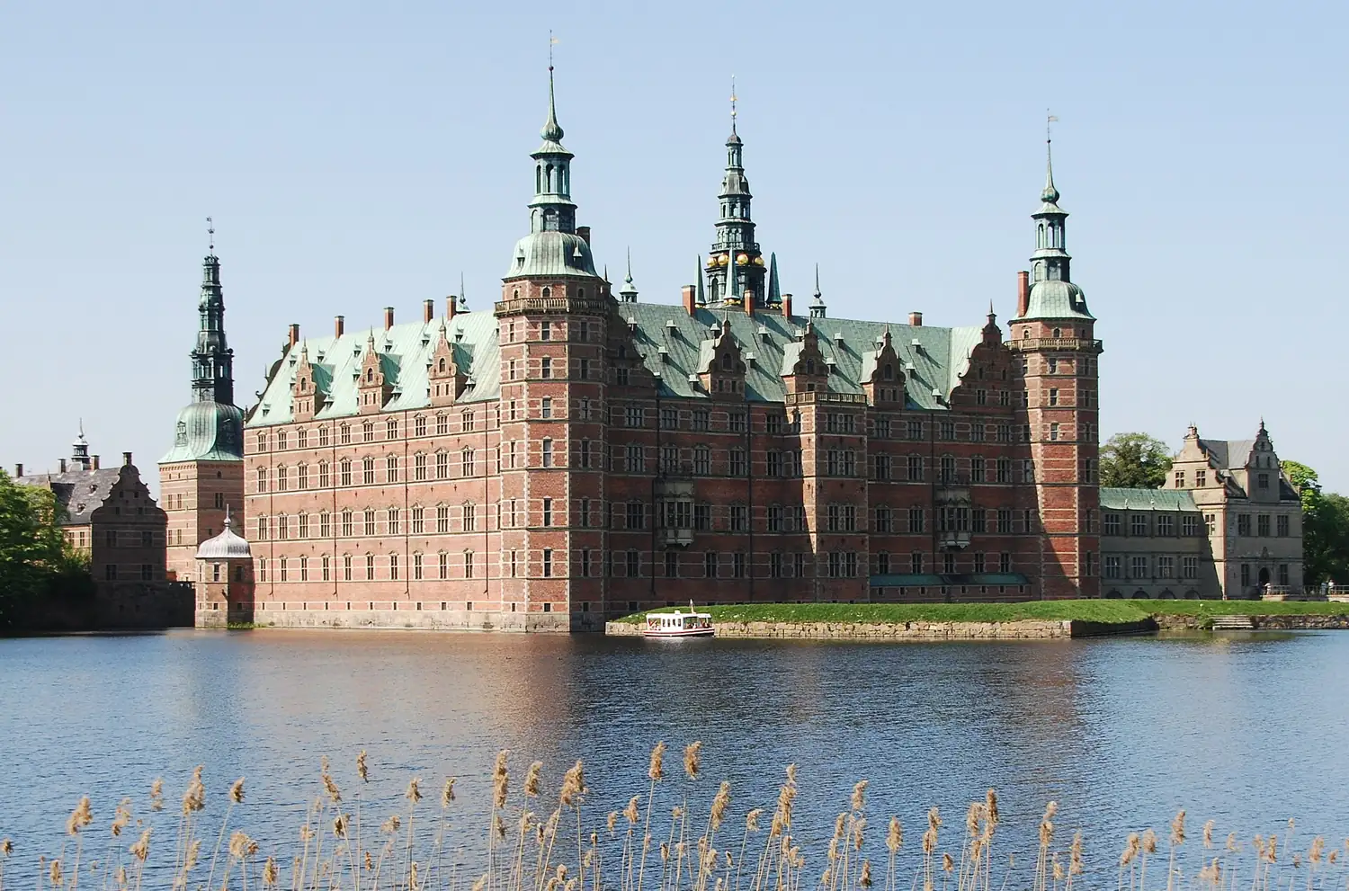 Zamek Frederiksborg w Hillerød nad jeziorem zamkowym