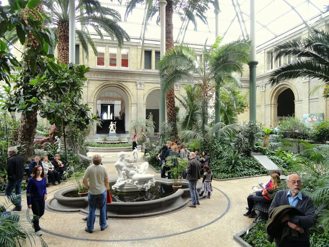 Ogród zimowy z palmami w Ny Carlsberg Glyptotek w Kopenhadze