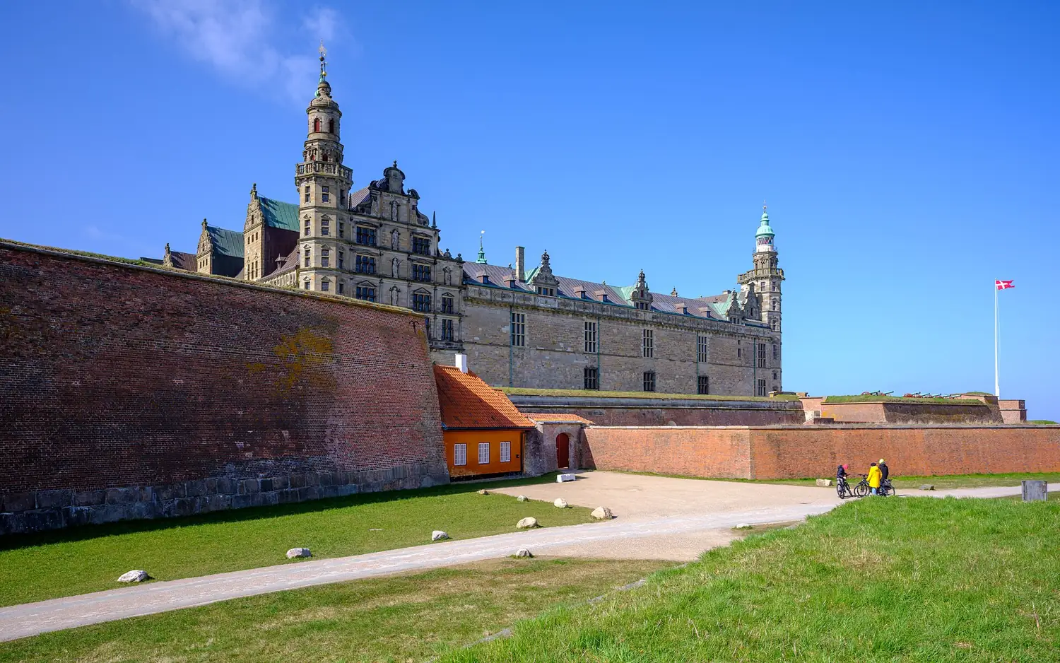 Zamek Kronborg w Helsingør z ceglanymi wałami obronnymi
