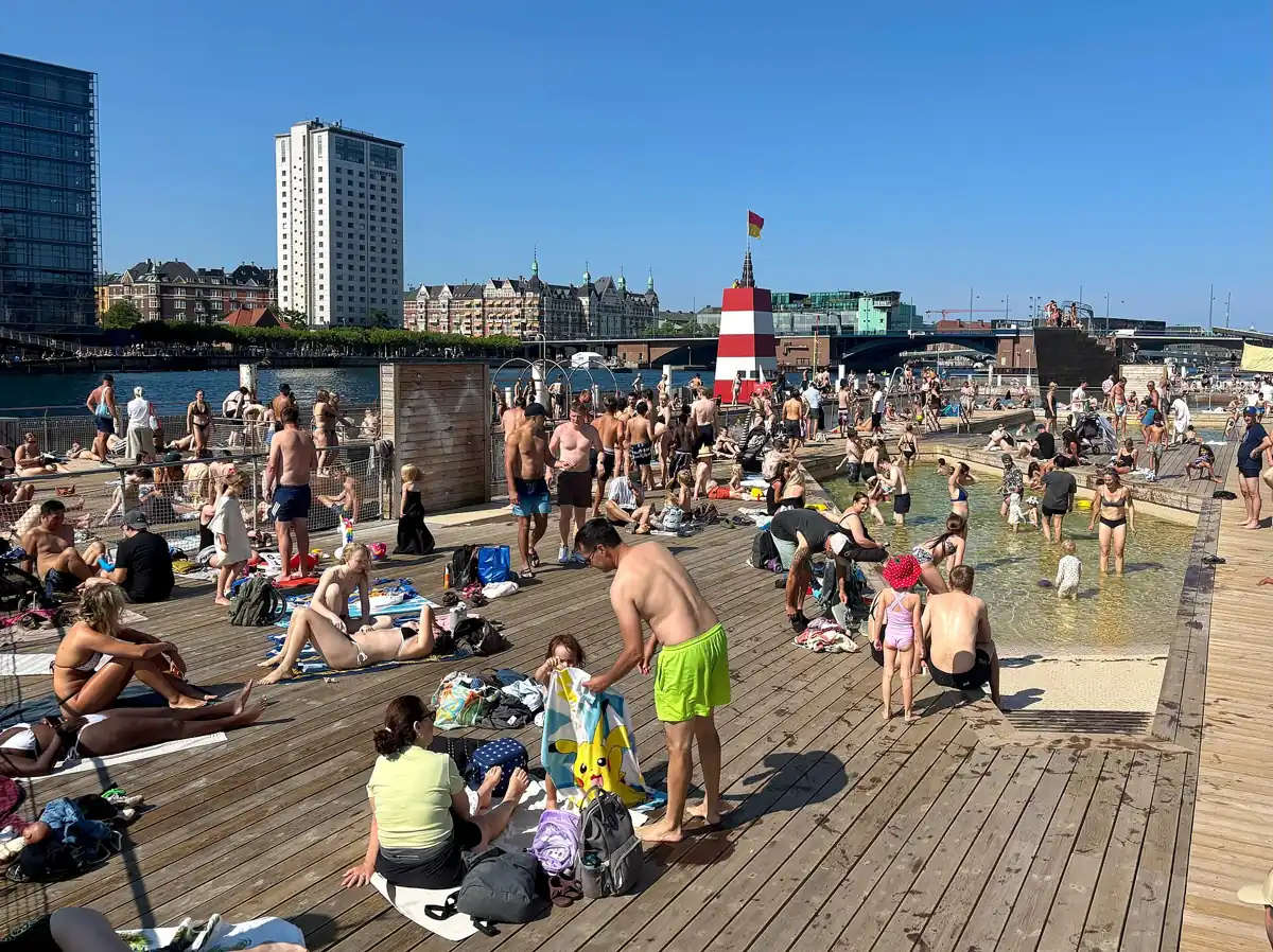 Kąpielisko portowe Islands Brygge latem pełne ludzi