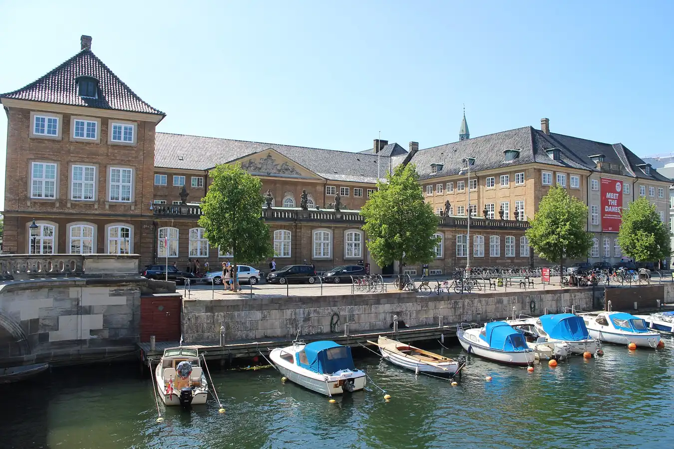 Gmach Nationalmuseet nad kanałem w centrum Kopenhagi