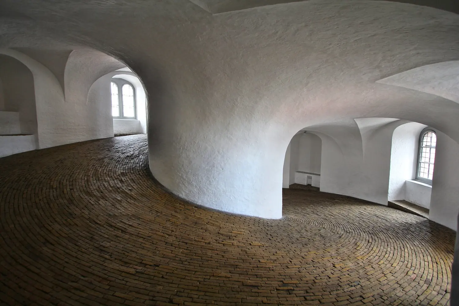 Spiralna rampa wewnątrz wieży Rundetaarn w Kopenhadze