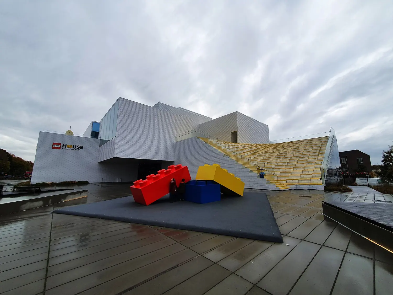 Budynek LEGO House w Billund z dużymi klockami przed wejściem