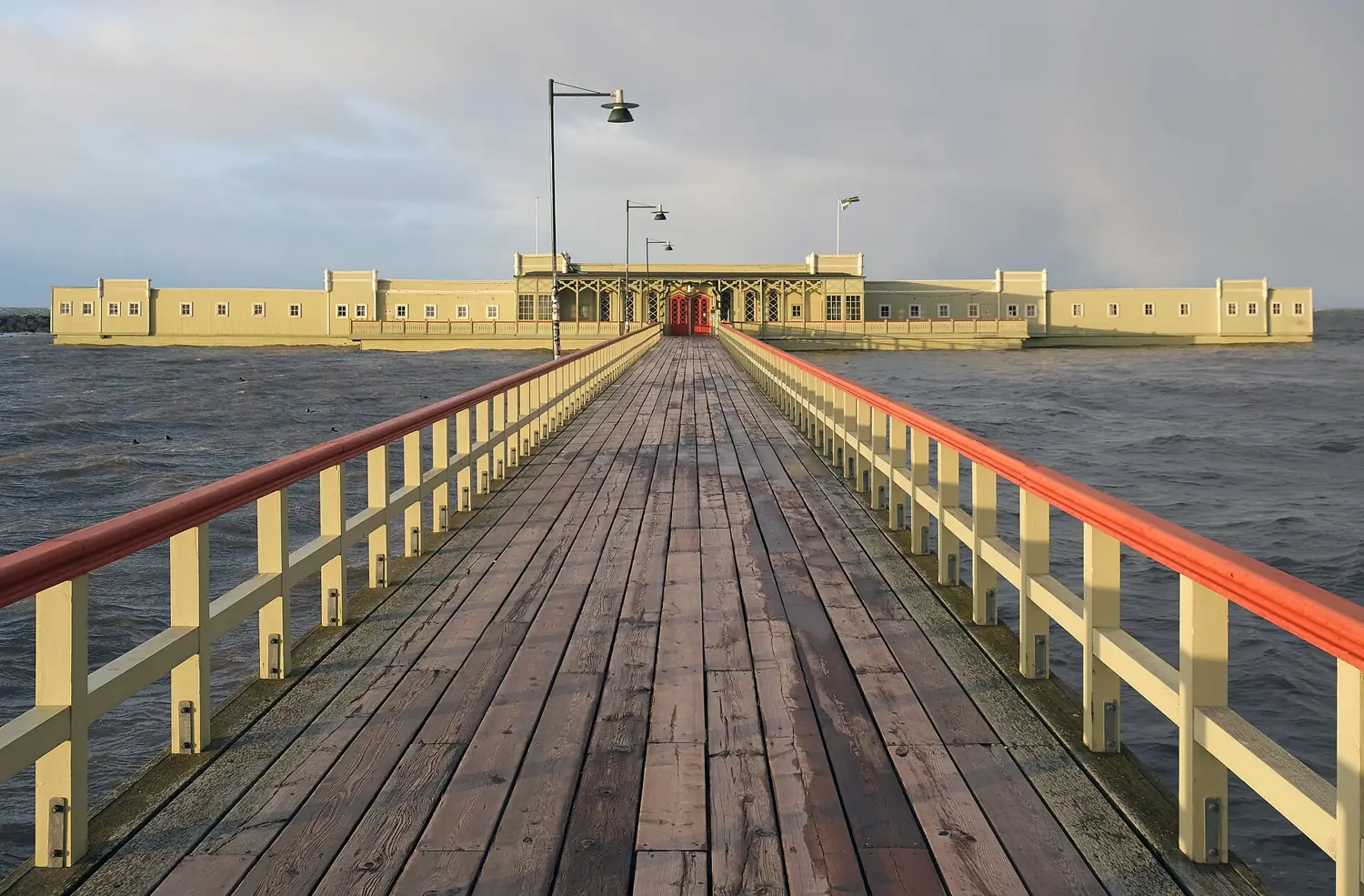 Ribersborgs Kallbadhus na molo przy plaży Ribersborg w Malmö