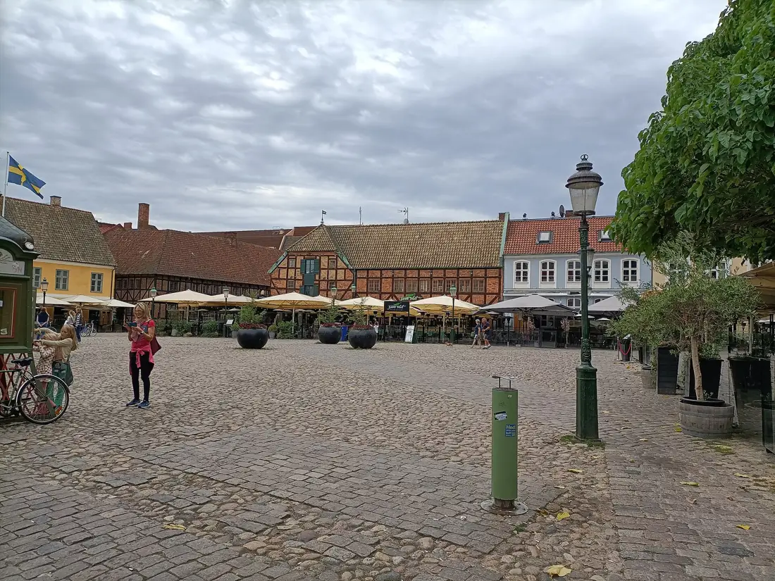 Plac Lilla torg w Malmö z domami o konstrukcji ryglowej