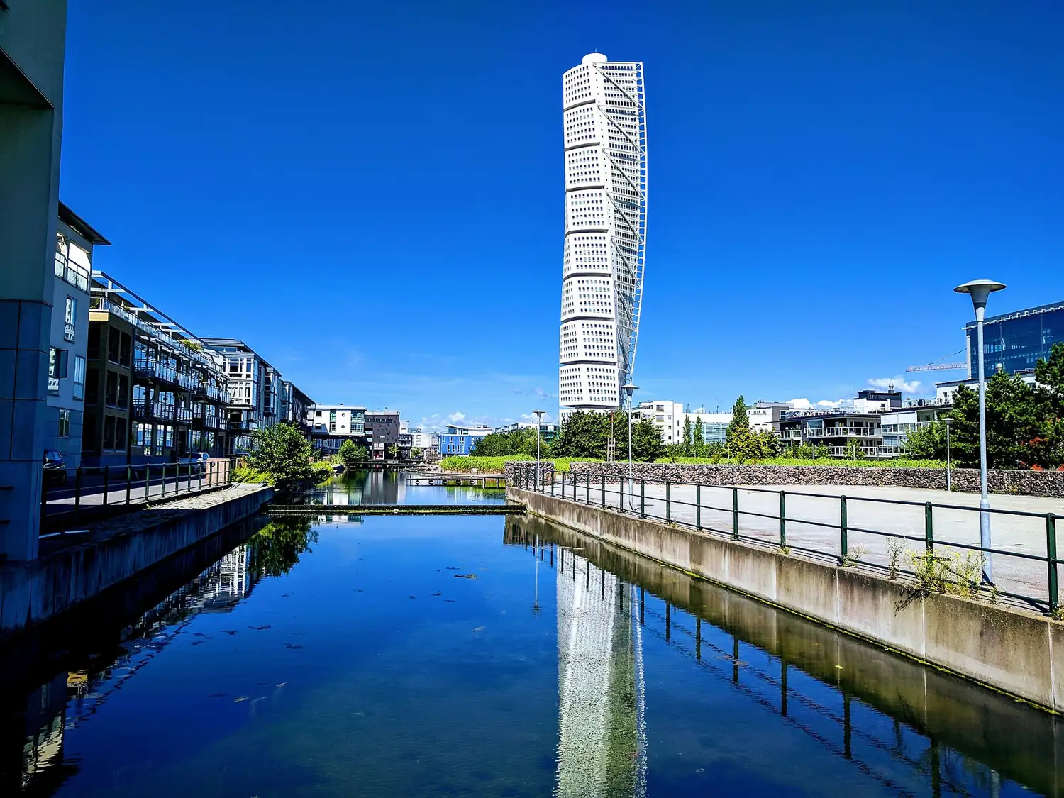 Wieżowiec Turning Torso w dzielnicy Västra hamnen w Malmö