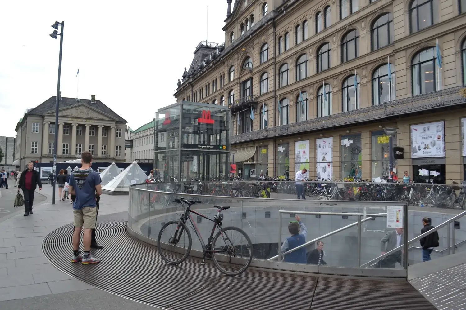 Vstup do stanice metra Kongens Nytorv z náměstí