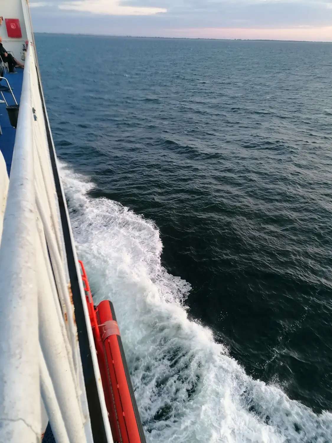 Morze i kilwater za płynącym promem