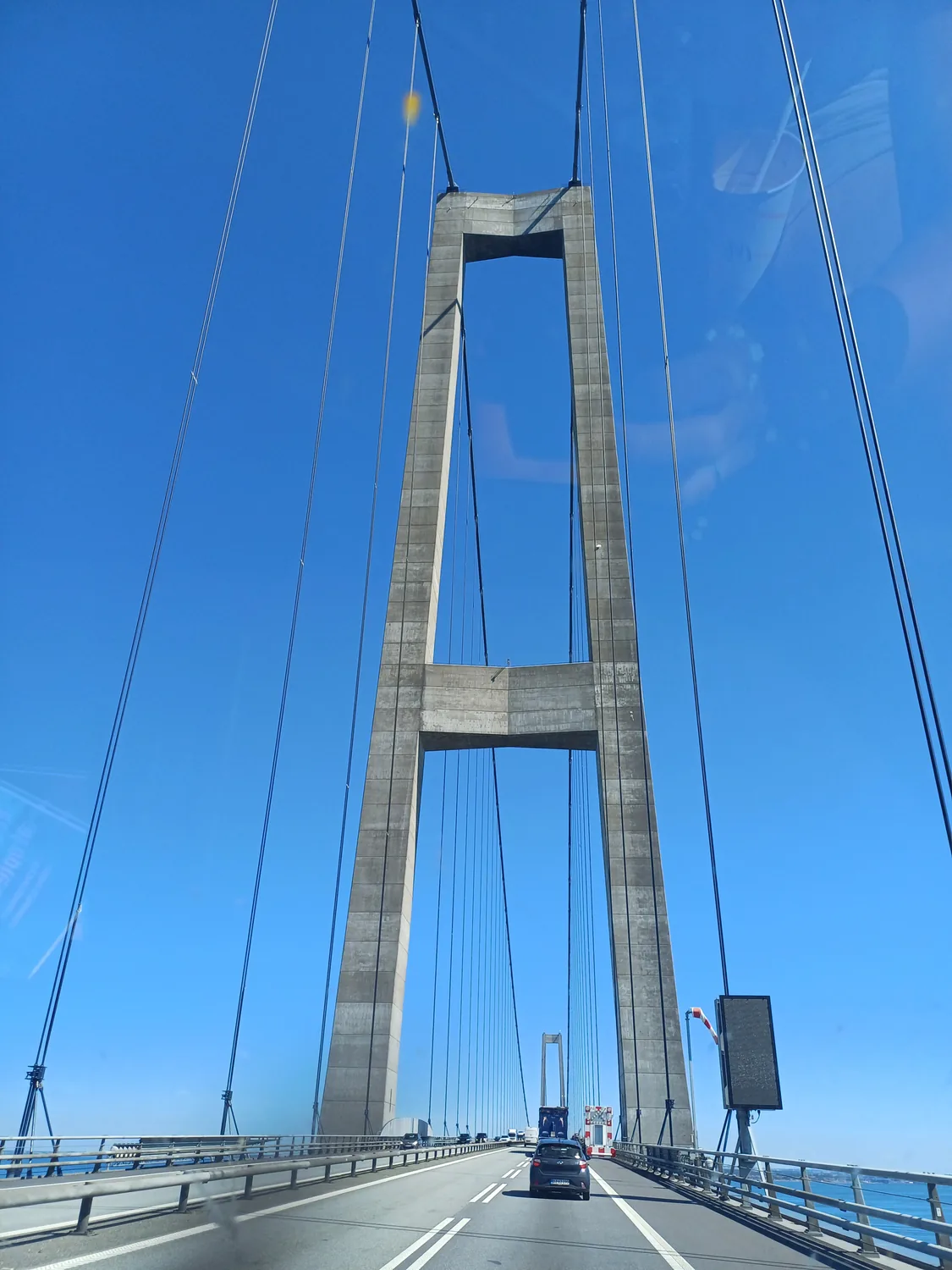 Pylon mostu wiszącego podczas przejazdu samochodem